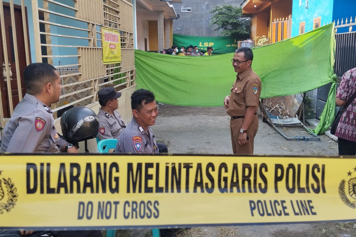 Polisi menjaga rumah duka AF (4) korban pembunuhan oleh orang tuanya sendiri di Desa Tugurejo, Kecamatan Ngasem, Kabupaten Kediri, Jawa Timur, Selasa (25/6/2024).