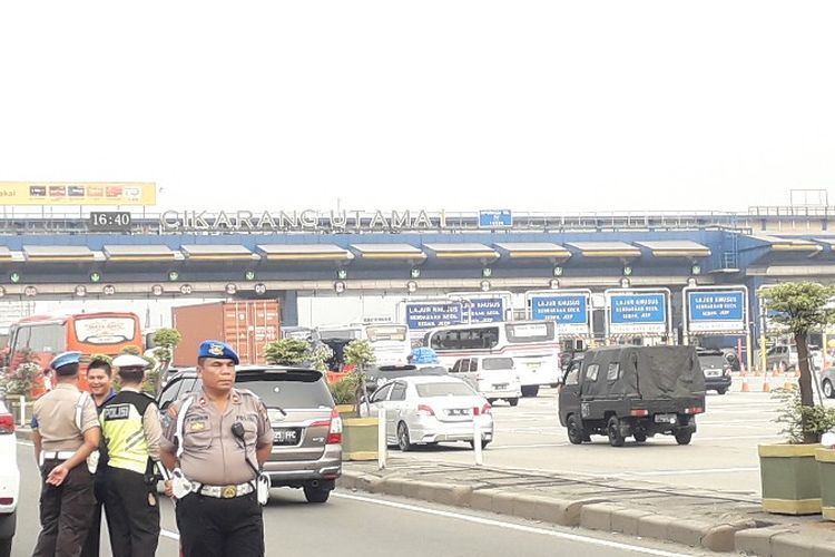 Arus mudik lembaran arah Cikampek melalui pintu tol Cikarang Utama 1 berjalan lancar seperti yang terjadi pada Minggu (10/6/2018). 
