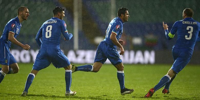 Para pemain Italia keberhasilan Eder mencetak gol penyama kedudukan pada laga versus Bulgaria di Sofia. 