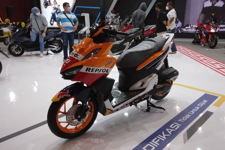 Astra Honda Motor (AHM) memajang Vario 160 Repsol Honda di IIMS 2022.