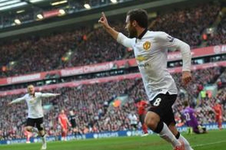 Ekspresi gelandang Manchester United, Juan Mata, seusai mencetak gol ke gawang Liverpool, pada pertandingan lanjutan Premier League, di Stadion Anfield, Minggu (22/3/2015). 