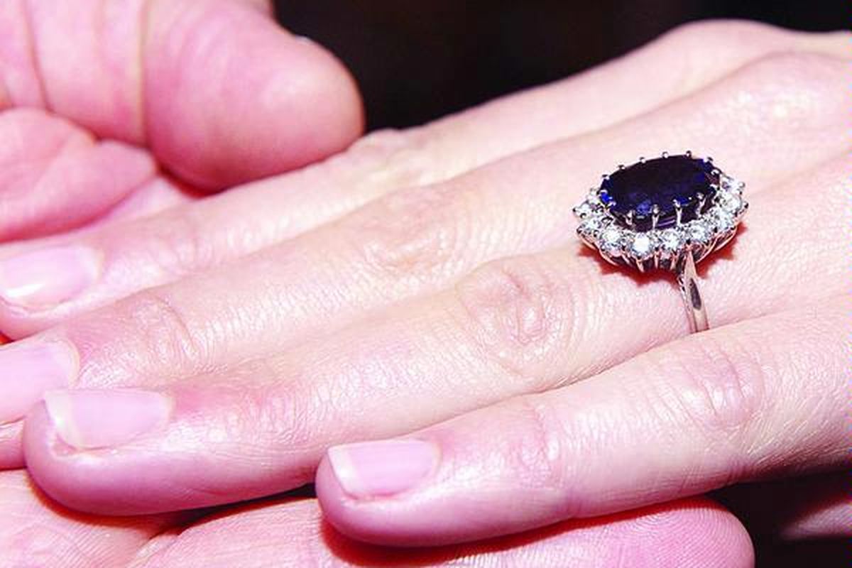 Saat diumumkan pertunangan mereka di London, Selasa (16/11), Pangeran William memegang tangan tunangannya, Kate Middleton, saat ia meng enakan cincin yang dulu pernah menjadi cincin pertunangan Putri Diana dan Pangeran Charles.