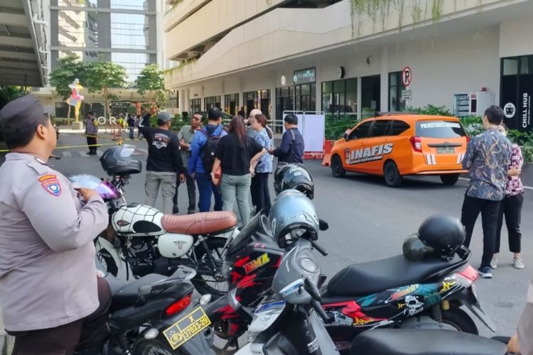 Proses olah tempat kejadian perkara (TKP) di lokasi penemuan mahasiswi tewas di Surabaya, Rabu (18/9/2024).