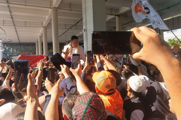 Anies saat disambut ribuan pendukungnya di Bandara Kualanamu, Kamis (1/2/2024)