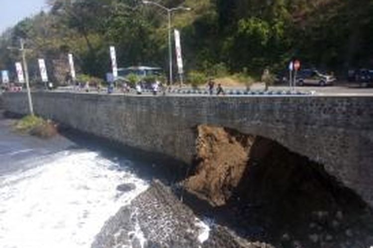 Tanah ambles akibat abrasi di Pantai Watu dodol banyuwangi