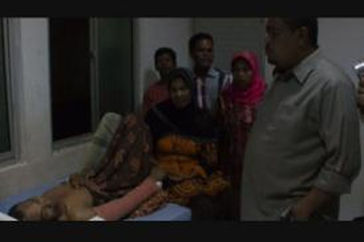 Bupati Aceh Barat, HT Alaidin Syah (kanan) saat menjenguk korban terinjak gajah, Senin (9/12/2013).