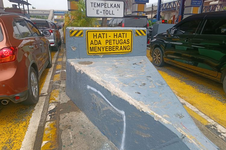 Kondisi fasilitas Gerbang Tol (GT) Halim Utama di Makasar, Jakarta Timur, usai kecelakaan beruntun, Rabu (27/3/2024) pagi.