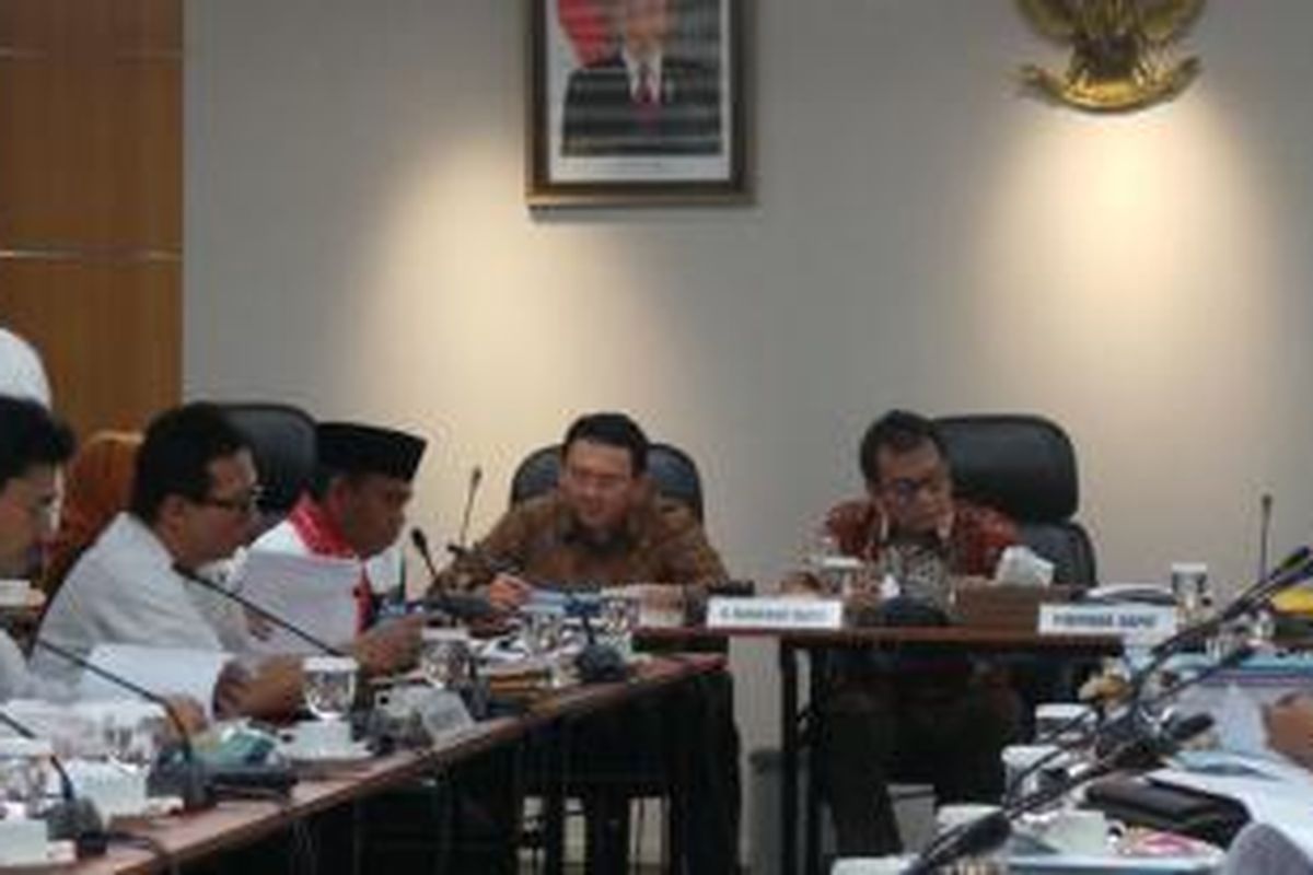 Gubernur DKI Jakarta Basuki Tjahaja Purnama dan Wakil Ketua Banggar DPRD DKI Mohamad Taufik memimpin rapat Banggar KUA-PPAS 2016, di Gedung DPRD DKI, Kamis (10/12/2015).
