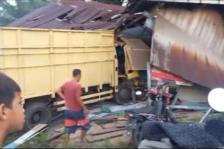 Tangkapan layar video dari Polres Muaro Jambi terkait kondisi laka lantas di Jalan Jambi-Muarabulian yang mengakibatkan rumah hancur dan 1 balita kritis