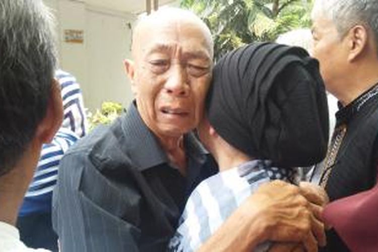 Abdul Hamid alias Pak Ogah menangis tersedu saat melayat rekan seprofesinya, drs Suyadi alias Pak Raden di kediaman Pak Raden, Jalan Petamburan III RT 03/RW 04, Kelurahan Petamburan, Kecamatan Tanah Abang, Jakarta Pusat, Sabtu (31/10/2015) pagi.