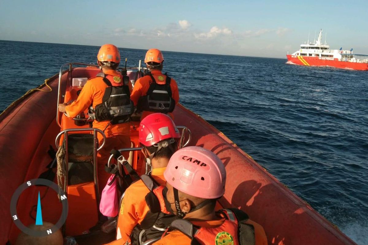 Proses pencarian penumpang KMP Yunicee di perairan Pelabuhan Gilimanuk Bali 