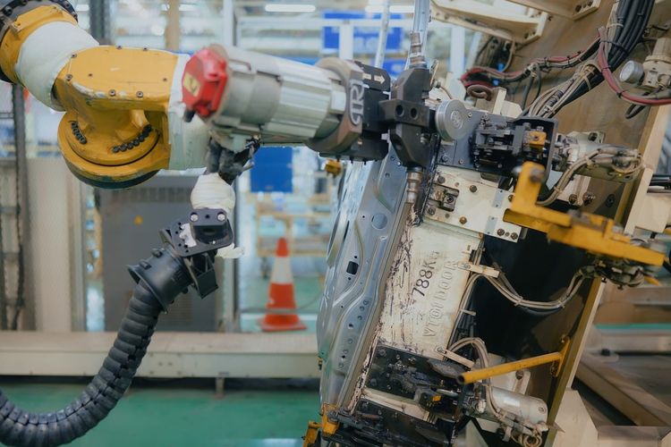 Tak kurang dari 95 persen proses welding di Isuzu dikerjakan robot. Final assembly dan inspection tetap diserahkan ke manusia. 