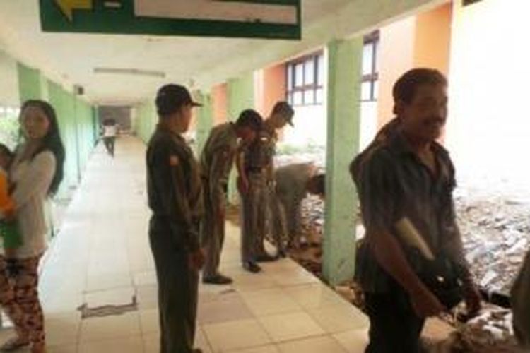 Petugas Sat Pol PP Kota Banjarmasin saat melakukan razia di RSUD Ulin Banjarmasin, Senin (2/11/2015) 