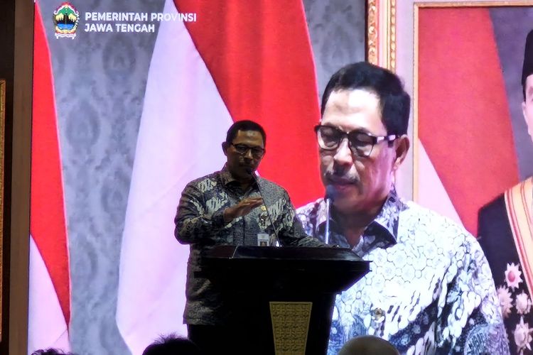 Pj Gubernur Jawa Tengah Nana Sudjana menyampaikan sambutan di Gedung Gradhika Bhakti Praja, Kamis (28/12/2023).