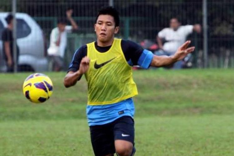 Ahmad Bustomi berusaha melewati Vendry Mofu (kanan) saat latihan jelang laga uji coba melawan Belanda di Lapangan C, Senayan, Jakarta Selatan, Selasa (4/6/2013). Timnas Indonesia bertanding dalam laga persahabatan melawan Belanda pada 7 Juni di Stadion Utama Gelora Bung Karno.