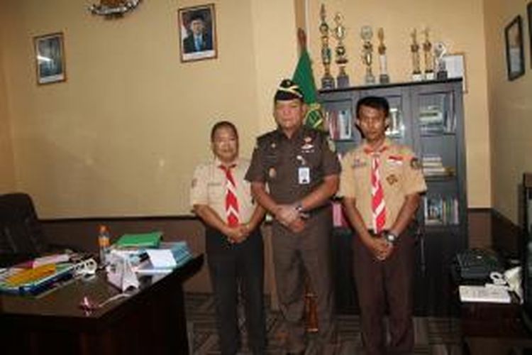 Abdul Hakim (46) dan Wahdi Yayu (28) dua orang Tuna Wicara asal Kabupaten Gowa, Sulawesi Selatan, saat meminta foto bersama Kepala Kejaksaan Tinggi Nusa Tenggara Timur, John W Purba, Kamis (16/10/2014) sore