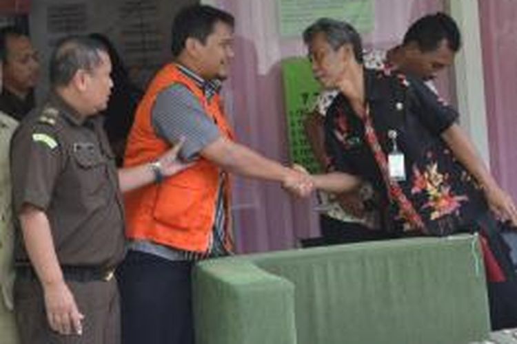 Oknum PNS Kota Magelang, Ardi Satrio Hanindito (rompi orange), dibawa petugas Kejari setempat ke LP kelas IIA Magelang untuk ditahan karena terlibat kasus dugaan tindak pidana korupsi, Kamis (5/3/2015) siang.