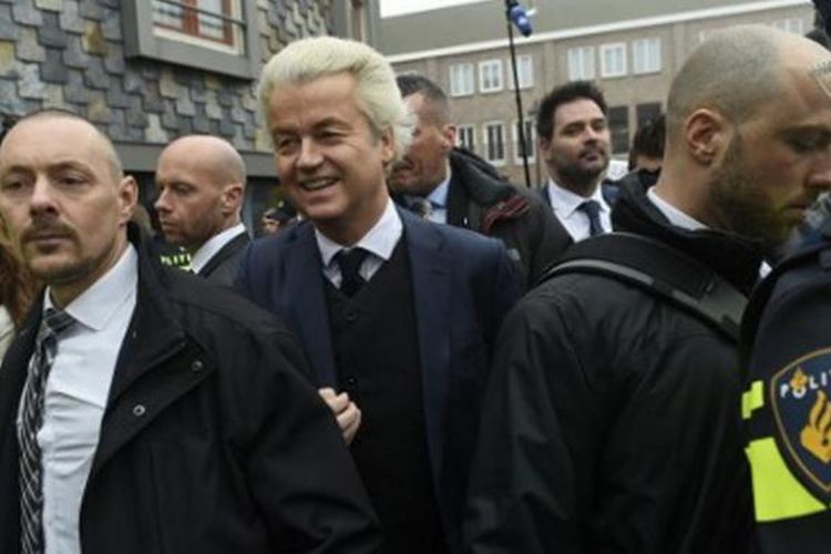 Pemimpin Partai  Kebebasan (PVV) Belanda, Geert Wilders  (tengah) berjalan dengan kawalan pasukan pengaman dan pendukungnya saat resmi meluncurkan kampanye untuk pemilihan anggota parlemen di Spijkenisse. 18 Ferbruari 2017. 