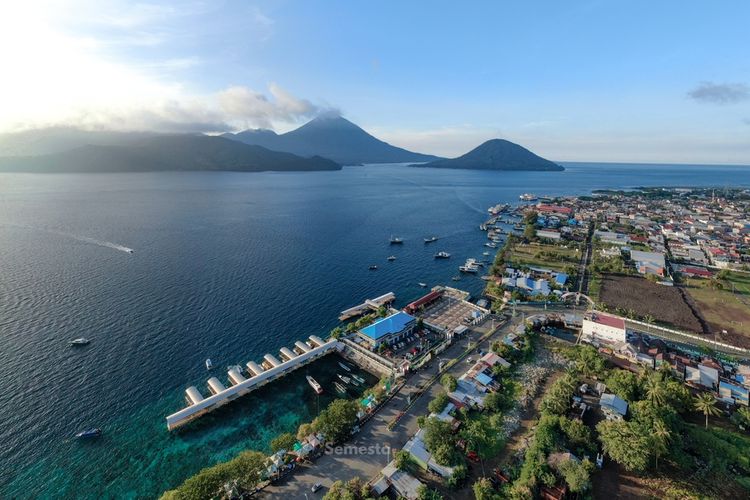 Pemandangan Kota Ternate, Maluku Utara.