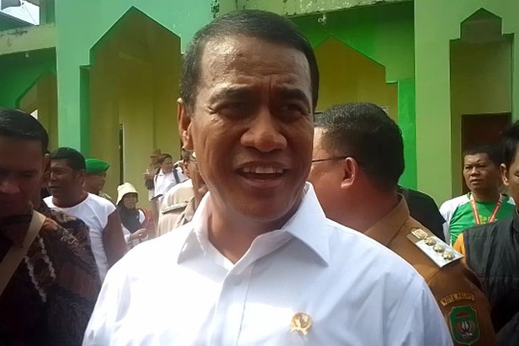 Menteri Pertanian Andi Amran Sulaiman, saat mengunjungi petani di Kelurahan Mawa, Kecamatan Sendana, Kota Palopo, Sulawesi Selatan Sabtu (3/2/2024) siang, memberi tanggapan singkat mengenai Debat Capres mendatang.