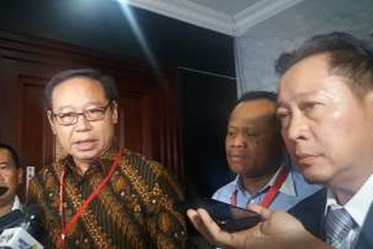 Ketua Umum Partai Persatuan Pembangunan hasil Muktamar Jakarta Djan Faridz (paling kiri) bersama kuasa hukumnya Humphrey Djemat di Gedung Mahkamah Konstitusi, Jakarta, Kamis (14/4/2016) 