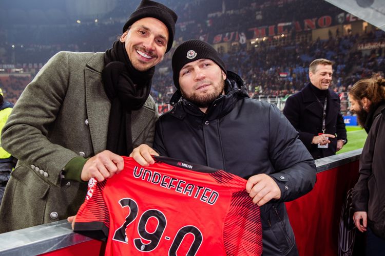 Khabib Nurmagomedov (kanan) mengabadikan momen dengan penasihat senior Milan, Zlatan Ibrahimovic, dalam laga pekan ke-20 Liga Italia 2023-2024 antara Milan vs Roma di Stadion San Siro, 14 Januari 2024.