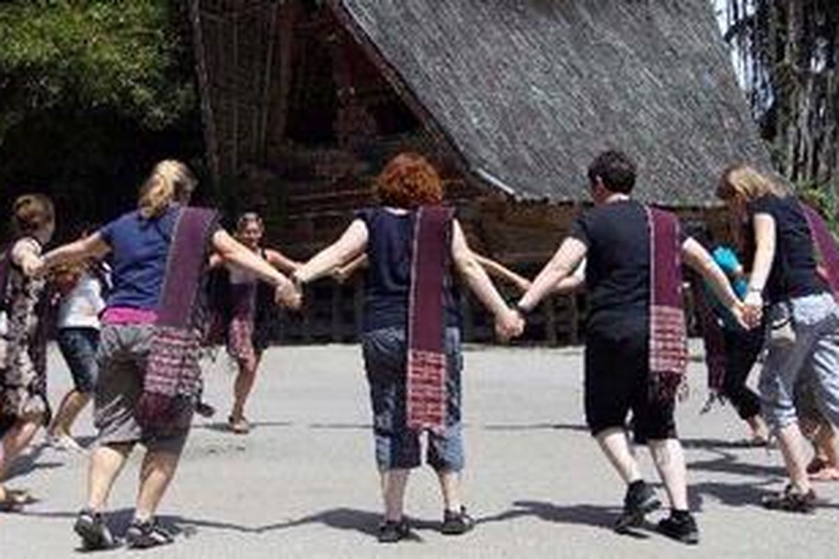 Turis asing turut menari dan mengenakan ulos dalam pementasan di Museum Hutabolon Simanindo di Kecamatan Simanindo, Kabupaten Samosir, Jumat (22/10/2010).  