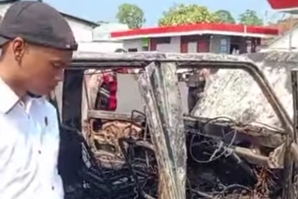 Petugas Kepolisian Polres Tasikmalaya saat memeriksa bangkai mobil Kijang yang terbakar di parkiran SPBU Jalan Mangunreja, Kabupaten Tasikmalaya, Jawa Barat, Rabu (13/11/2024).
