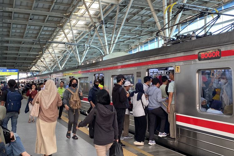 KAI Catat 8,17 Juta Aktivitas Gate KRL di Manggarai, Integrasi dengan LRT Jakarta Masih Dikerjakan