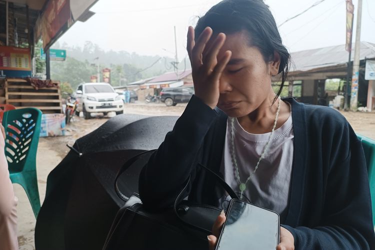 Rolin Vina Rosalina Sinaga (24) saat ditemui di warung dekat jembatan Desa Sembahe, Kecamatan Sibolangit, Kabupaten Deli Serdang pada Kamis (28/11/2024). 