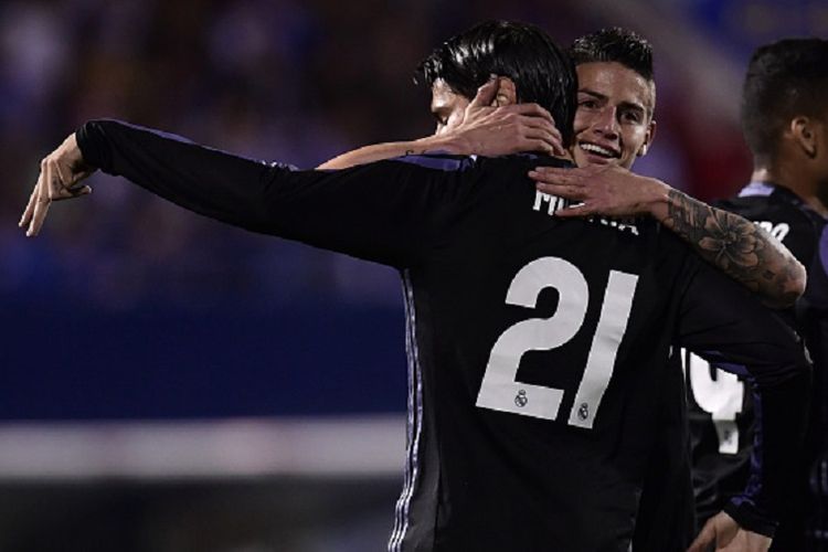 Striker Real Madrid, Alvaro Morata - dipeluk James Rodriguez, menunjukkan angka tiga merujuk pada hat-trick-nya ke gawang Leganes pada pertandingan La Liga, Rabu (5/4/2017). 