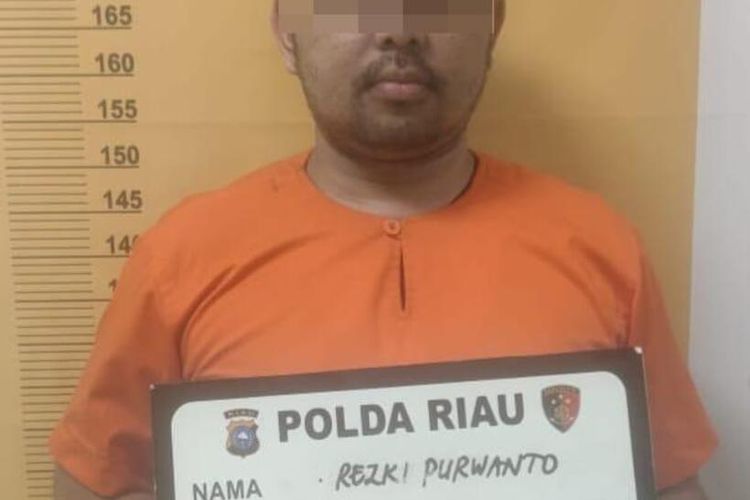Tersangka RP (33), pegawai bank Riau-Kepri saat diamankan di Polda Riau karena mencuri uang nasabah miliaran rupiah, Selasa (28/6/2022).