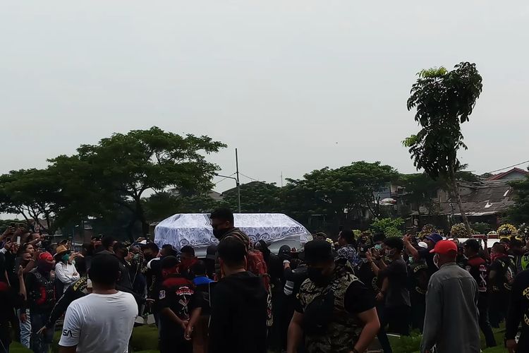 Jenazah Glenn Fredly saat tiba di TPU Tanah Kusir, Jakarta Selatan, Kamis (9/4/2020).