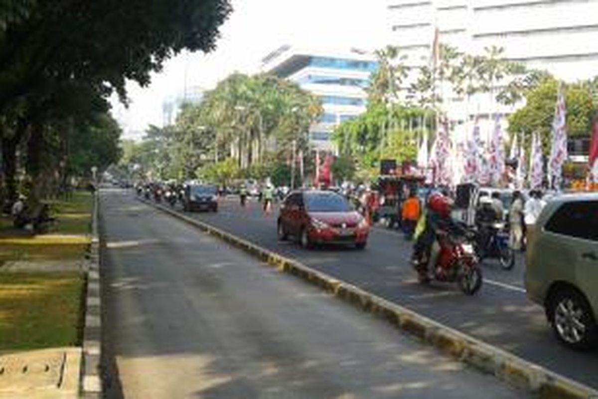 Kondisi lalulintas depan Gedung Mahkamah Konstitusi, Jalan Medan Merdeka Barat, Jakarta Pusat, masih terpantau lancar, Jumat (8/8/2014).