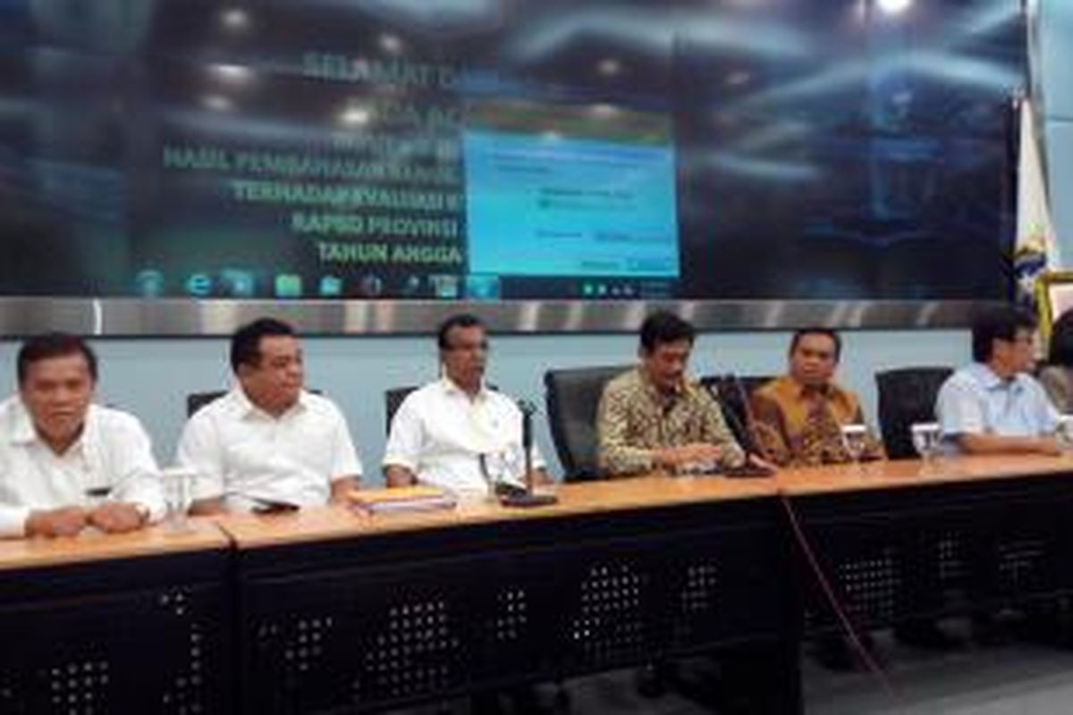 Wakil Gubernur DKI Jakarta Djarot Syaiful Hidayat, Sekretaris Daerah DKI Saefullah dan beberapa anggota badan anggaran DPRD DKI.