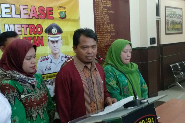 (Dari kiri ke kanan) Komisioner Bidang Trafficking dan Eksploitasi Komisi Perlindungan Anak Indonesia (KPAI) Ai Maryati Solihah, Ketua KPAI Susanto, dan Komisioner Bidang Sosial dan Anak dalam Situasi Darurat Susianah Affandy di Mapolrestro Jakarta Selatan, Rabu (3/1/2018).