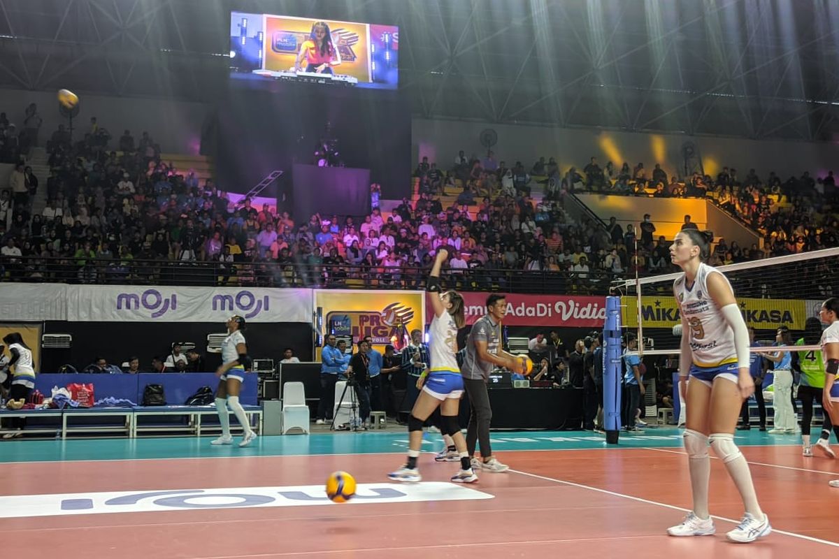 Para pemain Bandung bjb Tandamata melakukan pemanasan sebelum bertanding melawan Jakarta Pertamina Fastron pada Grand Final Proliga 2023 yang digelar di GOR Amongrogo pada Sabtu (18/3/2023).