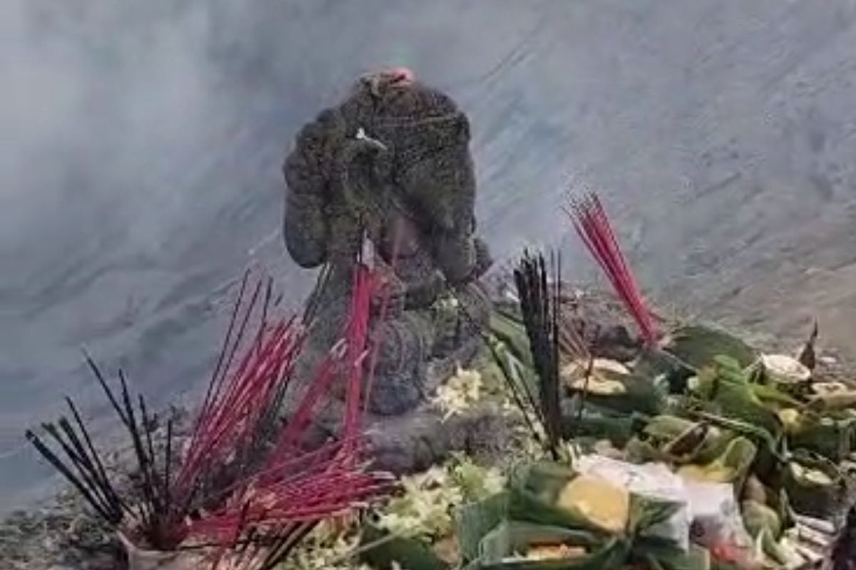 Patung ganesha baru dipasang di bibir kawah Bromo, pada Jumat (2/6/2023), menggantikan patung sebelumnya yang hilang
