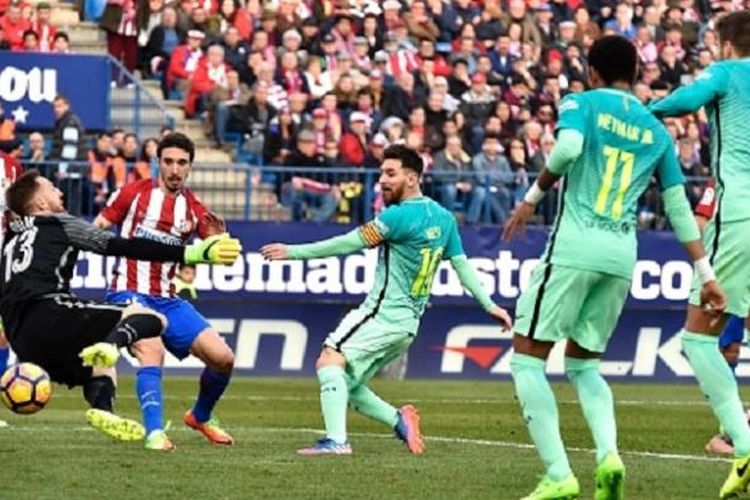 Lionel Messi menjadi penentu kemenangan Barcelona pada laga kontra Atletico Madrid di Stadion Vicente Calderon, Minggu (26/2/2017).