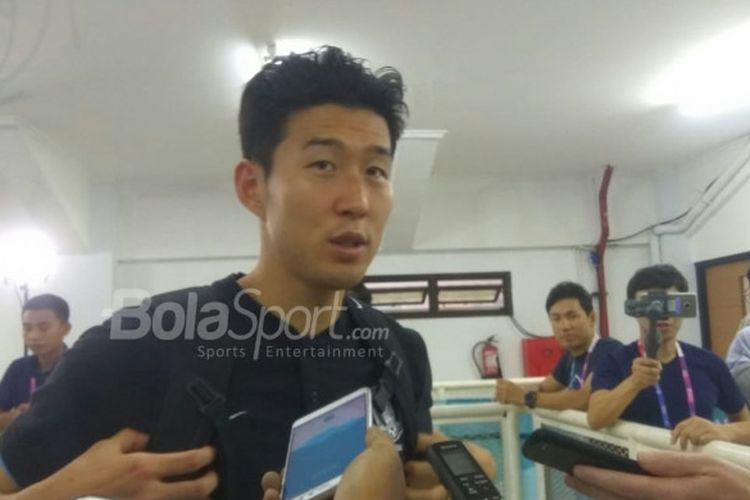 Bintang timnas U-23 Korsel, Son Heung-min saat menjawab pertanyaan wartawan di Mixed Zone Stadion Pakansari, Bogor, Rabu (29/8/2018). MUHAMMAD ROBBANI/BOLASPORT.COM
