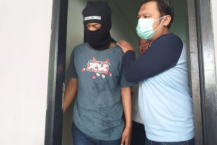 Pelaku anggota BNN gadungan berinisial HF (30) digiring oleh petugas BNN Kabupaten Bogor diamankan di Cibinong Bogor Jawa Barat, Rabu (6/11/2019).