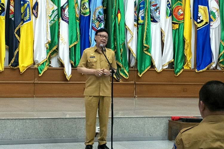 Menteri Dalam Negeri RI Tjahjo Kumolo ketika memberikan sambutan dalam acara penyerahan surat keputusan Plt Gubernur Aceh dan Bupati Bener Meriah di Sasana Bhakti Praja, Kementerian Dalam Negeri, Senin (9/7/2018).