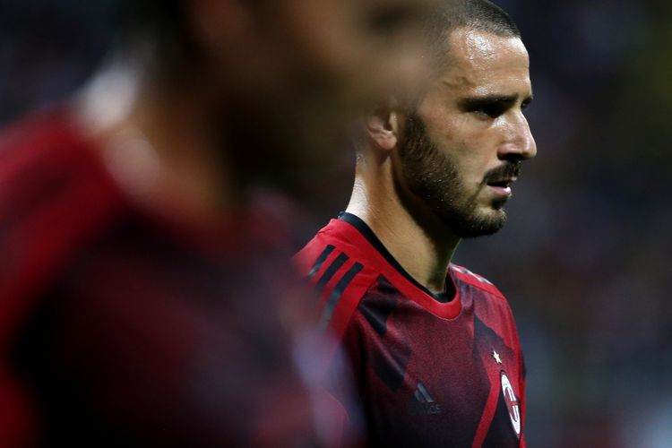 Bek AC Milan, Leonardo Bonucci, tampak terpukul seusai kekalahan 1-4 dari Lazio di Stadion Olimpico, Minggu (10/9/2017). 