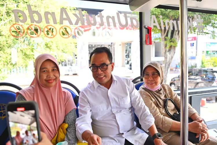 Menteri Perhubungan Budi Karya Sumadi, Minggu (30/7) melakukan kunjungan kerja ke Solo untuk meninjau sejumlah layanan transportasi massal, salah satunya yaitu Batik Solo Trans (BST). Menhub menjajal BST dari Terminal Tirtonadi menuju Bandara Adi Soemarmo, Boyolali.