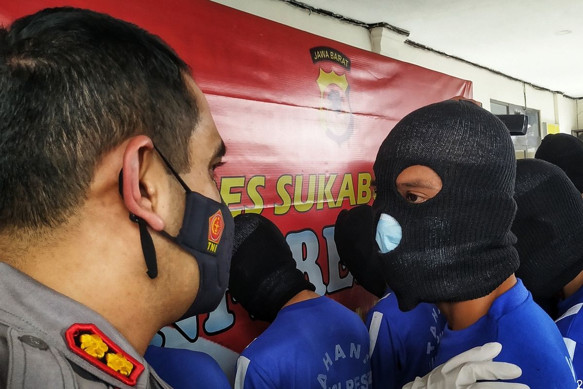 Kepala Polres Sukabumi Kota AKBP Sy Zainal Abidin bertanya kepada salah satu tersangka dalam konferensi pers di Sukabumi, Jawa Barat, Selasa (1/3/2022).