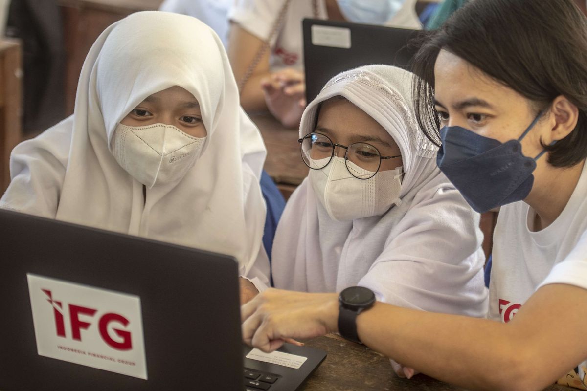 Relawan dari Indonesia Financial Group (IFG) memberikan edukasi digital. 