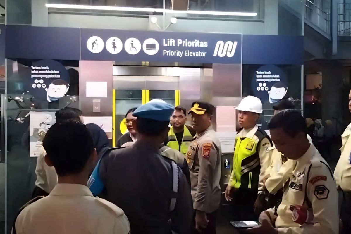 Kapolsek Metro Kebayoran Baru AKBP Aritonang saat meninjau lokasi jatuhnya besi crane di jalur MRT Jakarta, Kamis (30/5/2024).