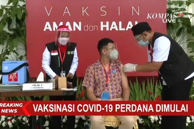 Raffi Ahmad saat disuntik vaksin Covid-19 perdana di Istana Negara, Rabu (13/1/2021).