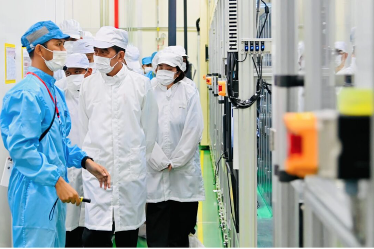 Presiden Joko Widodo meninjau langsung pabrik baterai mobil listrik PT Hyundai LG Industry (HLI) Green Power di Kabupaten Karawang, Provinsi Jawa Barat, pada Kamis, 14 September 2023. 