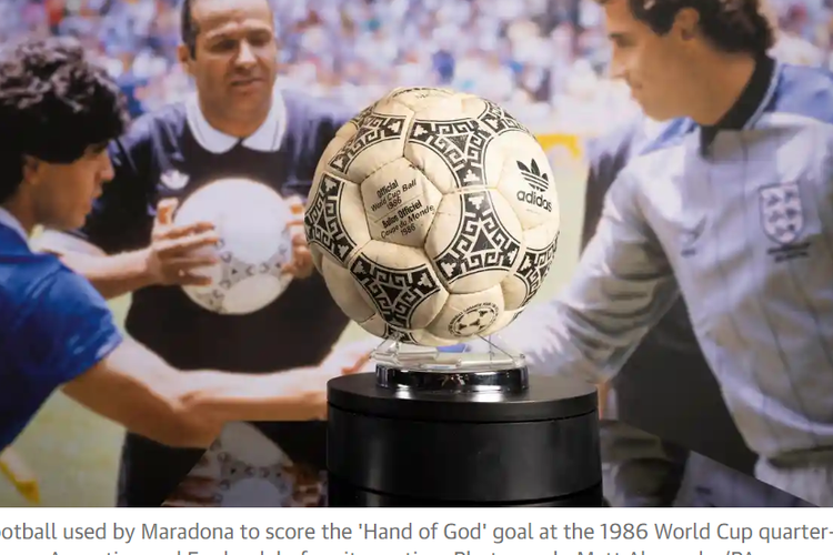 Bola yang digunakan dalam laga Inggris vs Argentina pada perempat final Piala Dunia 1986. Tampak dalam tangkapan layar ini, Diego Maradona (kiri) bersalaman dengan kiper timnas Inggris, Peter Shilton.